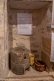 <center>Sévérac-le-Château</center>La maison des consuls. Un moulin à sel en granit originaire du Gévaudan (Lozère), un mortier en bois avec pilon, utilisé également pour le sel. Le sel dans la cuisine.
Le sel, vendu à l'état de gros sel, de couleur blanche ou grise, est conservé, comme un objet précieux, dans le coffre à sel ou bien une chaise à sel, près du feu, pour éviter l'humidité.
Denrée précieuse et essentielle dans une maison, le sel donne sa saveur à l'alimentation mais permet surtout de la conserver : viandes en charcuterie, poissons et légumes en saumure ... Il nourrit les gens et les animaux dont la ration est agrémentée de sel.
Avant d'être consommé, le gros sel est moulu dans un moulin à sel en pierre, constitué de deux éléments dont l'un est mobile, actionné à la main : on verse le gros sel dans l'orifice central au-dessus et, après quelques rotations des pierres l'une sur l'autre, un tiroir placé en bas permet de récupérer le sel fin. Pour de petites quantités, un mortier suffit.