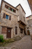 <center>Sévérac-le-Château</center>Les échoppes médiévales nombreuses dans la rue Amaury de Sévérac, sont identifiables par une porte caractéristique avec une tablette horizontale qui permettait de travailler à la vue du client afin qu’il puisse juger de la qualité. Les corporations (groupements par profession qui en organisaient les règles et l’accès) veillaient à la protection des «consommateurs» en vérifiant la qualité et interdisaient toute concurrence en imposant une «standardisation» des produits et de leur prix.