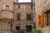 <center>Sévérac-le-Château</center>La maison des consuls. Les prisons. En contrebas le cachot des plus criminels, au rez-de-chaussée celui des moins criminels, à côté de logements du geôlier. Lorsqu’un malandrin était au condamné à mort par la haute cour du seigneur, un hérault annonçait la sentence et conduisait le coupable à la porte du Belveret, là il subissait son supplice ensuite le bourreau allait se laver les mains à  la fontaine voisine.