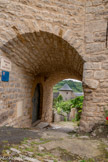 <center>Sévérac-le-Château</center>Passage du couvent. Au fond, la toiture de la tour d'une maison.