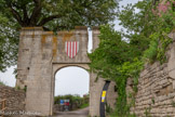 <center>Sévérac-le-Château</center>Un avant-poste à l'entrée du château.
Une porte fortifiée donne accès à la deuxième enceinte, qui fait environ 335 mètres de long (la premièreest en bas du village). Cette porte est protégée par un pont-levis à flèches et chaînes sur douve sèche. Les saignées recevant les chaînes lorsque le pont est relevé, sont nettement visibles en façade. Une corniche à denticule constitue le seul ornement de cet ensemble à caractère militaire.