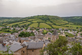 <center>Sévérac-le-Château</center>Le château de Sévérac domine le village éponyme de sa butte qui culmine à plus de 800 mètres d’altitude. Haut perché sur les hauteurs du village, le château est difficile d’accès mais à l’époque, était facile à défendre. Il fut toutefois pris lors de la Croisade contre les Albigeois, en 1214.