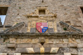 <center>Sévérac-le-Château</center>Le grand portail de style Corinthien. Le fronton incomplet à denticules, abrite l'écu aux armes de Louis d'Arpajon  : Écartelé au 1 de Toulouse; au 2 de Sévérac (d'argent à quatre pals de gueules); au 3 d'Arpajon; au 4 d'azur à 3 fleurs de lis d'or posées 2 et 1, l'écu brisé d'un bâton noueux de gueules en barre (employé comme brisure pour les branches cadettes, ou caractéristique des branches bâtardes) brochant sur le tout qui est de Bourbon-Roussillon. Brochant sur le tout les armes de la religion qui sont de gueules à la croix d'argent. Après 1645.
Les deux pilastres latéraux portent un 2ème fronton qui encadre une niche dont la destination reste indéfinie.