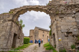 <center>Sévérac-le-Château</center>La porte ouvre sur un passage en pente douce qui débouche sur une cour intérieure entre les bras d'un perron en fer à cheval.