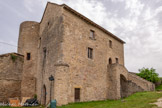 <center>Sévérac-le-Château</center>Le château du Moyen-Age : Une fortification est construite sur la butte de Sévérac, vraisemblablement dès le IXème siècle. La construction a subi de profonds remaniements aux XIveme et XVème siècles. Cependant, des vestiges du château féodal restent visibles: remparts, chemin de ronde, tour de guet, église Saint Jean Baptiste.