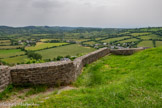 <center>Sévérac-le-Château</center>Le site de Sévérac réputé l’un des plus imprenables du Rouergue, se protégeait derrière trois enceintes fortifiées : 2 autour du château, la 3ème ceinturant la cité. Ici, la première, la plus près du château. A droite, sur  la butte, au XVIIe siècle Louis d'Arpajon fit bâtir une nouvelle église plus spacieuse et mieux décorés que l’ancienne. Elle était ornée de retables, de tableaux de style renaissance. Pas de voûtes mais un plafond avec de belles peintures. Il y avait une sacristie, un clocher élevé au pied duquel elle était la maison curiale. La révolution détruisit cette église avec ses dépendances.