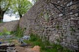 <center>Sévérac-le-Château</center>Emplacement de la citerne. Pour le château et ses nombreux résidents, l'approvisionnement en eau est vital. Un système de conduite permet de récupérer les eaux de pluie dans une citerne d'une capacité de 300 m3. La citerne est rendue étanche grâce à un enduit à la romaine à base de chaux hydraulique et de sable.