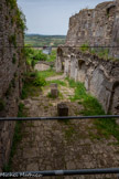 <center>Sévérac-le-Château</center>La galerie ouverte du rez de-chaussée, formée d'une série d'arcades à arcs surbaissés, permet d'accéder aux pièces à fonction utilitaire, comme les cuisines situées dans le pavillon de l'aile orientale. La galerie fermée du premier étage où alternent fenêtres et niches ouvragées.