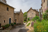 <center>Sévérac-le-Château</center>La rue du Duc d’Arpajon, du nom de Louis VI qui, par des travaux continus durant toute la première moitié du XVIIème s., transforma le vieux château-fort de ses ancêtres en une demeure post-Renaissance agréable et raffinée. La mort de Louis, duc d’Arpajon, en 1679 marqua la fin de l’âge d’or. Le château de Sévérac fut progressivement abandonné. Plusieurs incendies et ventes successives amplifièrent l’action destructrice du temps avant le classement de ce dernier aux Monuments Historiques, son rachat par la mairie en 1966 et la création en 1986 de l’Association des Amis du Château.