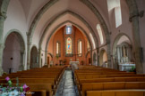 <center>Sévérac-le-Château</center>L’église Saint Sauveur. La nef est bordée des deux côtés par des chapelles. La voûte est en arc brisé.