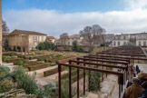 <center>Les jardins du Palais</center>Le Jardin du Pape et le Jardin du Palais viennent ainsi rejoindre le Verger d'Urbain V, inauguré le 14 septembre 2018, et en accès libre au public, pour compléter le triptyque des Jardins du Palais des Papes. Ce réaménagement est structuré en deux zones : le Jardin du Palais (ou Jardin Benoît XII, 1250 m2) et le Jardin du Pape (662m2). <br>Le fameux et imposant bâtiment de la Roma, dont il ne reste plus que la trace au sol est reconstitué sous forme d’une monumentale pergola qui sera, à terme, entièrement recouverte de végétaux.