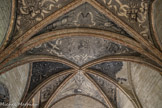 <center>Palais des Papes</center>Plafond du hall d'entrée : vestige de l'occupation du palais par l'armée, de la Révolution à 1902.