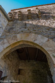 <center>Rochecolombe</center>Sur la porte on peut encore voir les corbeaux qui supportaient une bretèche dominant le passage de la rue. Le nom ancien de cette porte, appelée de Valleprofunda (du fond de la vallée), est bien évidement lié à sa position topographique au pied du village.