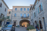 <center>Barjac</center>Place de l’Esplanade avec l’ancien Hôtel de Ville. L'Hôtel de ville existe à cet emplacement depuis 1647, date de sa construction sur la Halle de la ville. Il fut modifié fortement au milieu du 19ème siècle. La Halle était le point central de Barjac. Il s'y est tenu jusqu'au milieu du 19ème siècle les foires et marchés qui on fait la renommée du village.