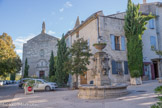 <center>Barjac</center>Au fond, l'église Saint Laurent, construite entre 1672 et 1692 puis  restaurée et agrandie en 1862.