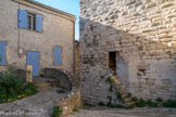 <center>Barjac</center>Château des Comtes du Roure. Bas de la tour vue de l'extérieur.