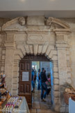 <center>Barjac</center>Château des Comtes du Roure. La grande porte de 1700, qui se trouve maintenant à l'intérieur.