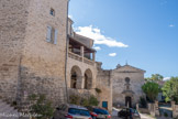 <center>Barjac</center>Au fond, la chapelle du Couvent des Capucins. Construit durant la seconde moitié du 17ème siècle, cet édifice est directement lié à la venue à Barjac en 1633 de missionaires Capucins. Le monastère attenant a été transformé au 19ème siècle en maison d'habitation bourgeoise.