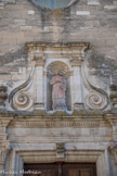 <center>Barjac</center>L’église Saint Laurent. Statue de saint Laurent surplombant l'entrée.