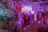 <center>Grotte de la Salamandre</center>À l'origine, il s'agit d'un aven connu des bûcherons et chasseurs, bien avant d'être exploré pour la première fois en 1965. Le puits naturel, d'environ 50 mètres de profondeur, débouche au plafond d'une salle aux dimensions remarquables (120 mètres de longueur, 80 mètres de largeur, 15 à 35 mètres de hauteur1). Cette salle se distingue par la profusion, la taille et la diversité de ses concrétions de calcite