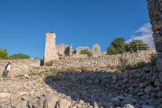 <center>Le Château d’Allègre.</center>2ème enceinte. L'enceinte ouest du castrum est traversée par trois ouvertures qui donnent sur la maison Laurent Vincent.