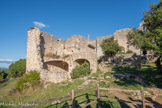 <center>Le Château d’Allègre.</center>Maison Vincent. Le Mandement d’Allègre.
La fin du XIème siècle marque le terme d’un long processus d’affaiblissement de l’empire carolingien. Ce remous politique et social eut pour conséquence la fragilisation et la dissolution de l'autorité publique. Le mouvement d’effondrement soutiendra l’affirmation de l’indépendance des gouverneurs provinciaux. Cette I aristocratie exercera une partie de la puissance publique, ils prendront les titres de marquis, de comte ou de I baron. Un processus de fragmentation du pouvoir qui se renforcera ensuite aux dépens mêmes de ces principautés territoriales pour voir éclore le cadre de seigneuries rurales. Le phénomène confortera l'émergence de multiples réseaux de châtellenies autonomes. Symboles de dominance et de protection, ces forteresses privées exerceront leur emprise sur des contrées qui pouvaient s’étendre sur une ou plusieurs paroisses.
Au Moyen-âge, le mot châtellenie, ou mandement, désigne un territoire matérialisant un chef lieu dominé par une forteresse.