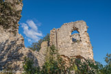 <center>Le Château d’Allègre.</center>La maison à gauche (Tour-salle occidentale) et la tour à gauche  (Tour-salle méridionale) ne sont pas jointives : elles appartiennent à deux seigneurs différents.