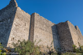 <center>Le Château d’Allègre.</center>Bâtiment de garde Ouest. En bas, les pierres blanches sont car on a utilisé un bonm mortier, XIe siècle. En haut, les pierres son moins bien taillées, elles remplacent les pierres dérobées.