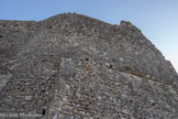 <center>Le Château d’Allègre.</center>Derrière le mur se trouve la chapelle.