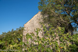 <center>Le Château d’Allègre.</center>Maison Loubier (du nom du dernier propriétaire) et tour nord-ouest. En haut, une archère. La tour était à l'origine constituée de trois niveaux, d'une surface moyenne de 29 m2. Le sous-sol, en partie ancré dans le substrat rocheux, était accessible depuis une porte en plein cintre. L'espace, voûté d'arêtes, servait de lieu de stockage. L'entrée primitive se trouvait au niveau du 1er étage. La porte en plein cintre s'ouvrait sur un espace unique où la défense était assurée par le biais d'un jour en archère