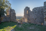 <center>Le Château d’Allègre.</center>La cour castrale. Le domaine castral : cohabitation de tours seigneuriales et de maisons de chevaliers.
Le castrum se déploie actuellement sur une superficie d'environ un hectare et demi et comporte deux entités distinctes déterminées par un bourg supérieur, dominant un village subordonné. L'organisation du site résulte de trois campagnes de développement issues d'un centre de pouvoir concentré autour du lieu de culte, suivies d'une répartition périphérique de l'habitat au sein de la coseigneurie, puis d'une phase de fortification du domaine.
L'archéologie du bâti permet d'établir l'installation des premières constructions au début du XIIème siècle, puis le développement de l'habitat des seigneurs pariers à partir de la seconde moitié du XIIème siècle. La coseigneurie atteint son apogée au XIVème siècle, suite à l'édification de nouveaux logis seigneuriaux et d'une double enceinte. A la fin du XVème siècle, le site est principalement occupé par des métayers exploitants qui s'attacheront à préserver les atouts de la « Coste » d'Allègre. Le castrum demeura habité jusqu'en 1910.