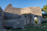 <center>Le Château d’Allègre.</center>Porche d'entrée. Les hourds de l’entrée du castrum. Un balcon couvert en bois courait le long du sommet de la muraille. Cette galerie, nommée hourds, permettait de lancer en toute sécurité des pierres ou d’autres objets sur les assaillants, mais jamais de l'huile, tel qu'on le lit trop souvent car elle était trop précieuse pour être gaspillée. Les poutres de support se trouvaient au niveau des deux rangées de trous de boulins situées en haut des murs. Ces hourds se poursuivaient tout au long de l'enceinte nord, seuls quelques trous de boulins sont encore visibles à cause de la destruction de la partie sommitale du mur. La dizaine de trous situés plus bas à droite de l’entrée ont été réalisés lors de l'élévation de la courtine afin d’évacuer l'eau de pluie du toit à double pente de la chapelle sur lequel est construite la muraille.