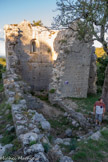 <center>Le Château d’Allègre.</center>La Tour Nord. La fine archère devient une belle embrasure à l'intérieur de la tour. On peut observer les consoles de support des planchers mais pas de trace de cheminée. Ici, comme dans tout le château, on se chauffait avec un brasero au centre de la pièce.