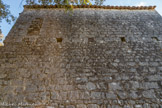 <center>Le Château d’Allègre.</center>Maison Loubier vue de la rue principale. Une porte au nord conduisait vers un dispositif en encorbellement, balcon, assurant le contrôle du chemin longeant l'enceinte basse. Des trous d'encastrement de poutres marquent l'emplacement d'un ancien plancher divisant, à l'origine, le volume initial de la tour qui comptait un étage supérieur et un niveau défensif sommital aujourd'hui disparu. A Allègre, ce programme architectural modeste et purement défensif, caractérise les tours seigneuriales nord, nord- ouest, nord-est, mais aussi les tours méridionales constituées par le binôme tour-salle.