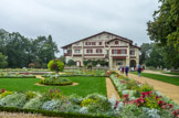 <center>Villa Arnaga</center>La construction d'Arnaga frappe par sa rapidité. Il n'aura fallu que 3 ans, de 1903 à 1906, pour que les idées se transforment en oeuvre de pierre. Edmond Rostand fait appel à l'architecte niçois Albert Tournaire. Tous les moyens sont à sa disposition pour réaliser les désirs du Maître.