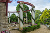 <center>Villa Arnaga</center>Le jardin à l'anglaise, créé au XVIIIe siècle par William Kent, accentue ou restitue le caractère spontané de la nature : il en est une recréation idéalisée. D'un jardin, il fait un paysage.
Esthétiquement et symboliquement opposé au jardin français, il n'est pas un jardin d'architecte mais de peintre, où le débordement prend le pas sur la géométrie. Les lignes sont courbes, les chemins sinueux, à la manière d'un pré. Aucun ordonnancement ne semble contraindre cet espace qui, ainsi, laisse son visiteur libre de ses promenades.
Pour autant, ces jardins sont de véritable composition picturale : leurs principes sont l'harmonie entre les formes et les volumes, la richesse et l'accord des couleurs et des matières. Ils sont des lieux « pittoresques » où l'artiste puise son inspiration.