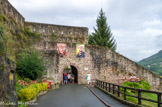 <center>Saint-Jean-Pied-de-Port</center>Porte St-Jacques. Dès le XIIème siècle, apogée du pèlerinage, des milliers de pèlerins convergent vers le Pays Basque par les voies de Tours, Vézelay et du Puy-en-Velay. Des 