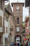 <center>Saint-Jean-Pied-de-Port</center>La porte Notre-Dame.  Curieusement ouverte dans le clocher de l'église, elle donne d'un côté sur la rue de la Citadelle, de l'autre sur le pont Notre-Dame. Près du pont, la maison qui jouxte le clocher a abrité durant des siècles l'hôpital Sainte-Marie. L'église et l'hôpital faisait partie du même ensemble, selon une architecture hospitalière classique.