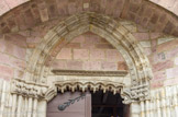 <center>Saint-Jean-Pied-de-Port</center>L’église, anciennement Notre-Dame du Bout du Pont est actuellement l'église de l'Assomption-de-la-Vierge. Le porche et ses sculptures datent du XIVe siècle.