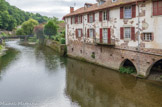 <center>Saint-Jean-Pied-de-Port</center>Les manufactures et les commerces de laine, les tanneries des bords-de la Nive, les exploitations de bois de la forêt d'Iraty, l'élevage des porcs et la préparation du jambon, les carrières de grès rose, les produits du pastoralisme (fromage et laine;, le sel, les céréales, la vigne sont les richesses du pays.