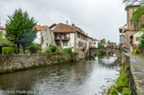 <center>Saint-Jean-Pied-de-Port</center>Entourée d'une muraille, la vieille ville de Saint-Jean-Pied-de-Port est accessible par quatre portes, la porte de Navarre, la porte de France, la porte Notre Dame, la porte Saint Jacques. Les fortifications de Saint-Jean-Pied-de-Port et le château royal constituent un ensemble défensif de première importance. En effet, Saint-Jean-Pied-de-Port est, pour le roi de Navarre, une place stratégique et une position avancée qui protège son royaume et sa capitale, Pampelune, de ses puissants voisins, notamment le roi d'Angleterre, possesseur du Labourd tout proche.