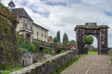 <center>Saint-Jean-Pied-de-Port</center>Dominant la ville de plus de 70 mètres, la Citadelle se dresse au sommet de la colline de Mendiguren. Construite vers 1625-1627 puis améliorée dans la décennie 1640, elle est un exemple exceptionnel de la fortification bastionnée conçue par les ingénieurs précurseurs de Vauban. Après sa visite en 1685, Vauban y apposa sa marque, à l'image du soin apporté à l'architecture des bâtiments et des portes  ou la construction de souterrains.