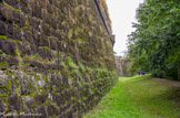 <center>Saint-Jean-Pied-de-Port</center>Le Commissaire des Fortifications de Louis XIV, Sébastien Le Prestre de Vauban est chargé parle roi de renforcer la protection du royaume. Il viendra inspecter la citadelle de Saint-Jean-Pied-de-Port, suggérant des modifications. Suite au rapport officiel rédigé en 1685, de nouveaux casernements et des souterrains seront construits, une porte de secours sera percée à l'Est. Une dernière grande campagne de travaux intervint en 1728-1730 avec la construction d'une demi-lune sur le front Est, d'une citerne à l'intérieur de la place et le prolongement des murailles de la vieille ville jusqu'aux bastions. Ce dispositif de défense moderne a permis à la citadelle de Saint-Jean-Pied-de-Port de jouer un rôle de premier plan au cours des guerres de la Révolution et de l'Empire et de faire face à un siège en 1814.