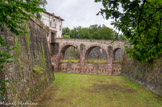 <center>Saint-Jean-Pied-de-Port</center>A partir du XVIIIème siècle, la vie de la petite cité est rythmée par les exercices militaires, l'arrivée et le départ des convois, la présence de soldats.». En 1750, la citadelle abrite un bataillon de 500 hommes.