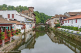 <center>Saint-Jean-Pied-de-Port</center>Du pont Neuf, on peut admirer tout à loisir les maisons anciennes baignant dans la Nive, avec leurs balcons de bois, le vieux pont Notre-Dame et les contreforts de l'église se détachant sur le rideau des arbres qui couvre la colline escarpée de la citadelle.