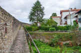 <center>Saint-Jean-Pied-de-Port</center>A partir de la porte de Navarre, un escalier permet d'atteindre l'ancien chemin de ronde et de se promener le long des fortifications.