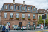 <center>Saint-Jean-Pied-de-Port</center>La maison Mansart. Situé sur la place du Marché, ce vaste hôtel de style Louis XIV, à la façade classique et symétrique, abrite l’Hôtel de Ville. Majestueux, il est construit en pierre de taille et percé à l'étage par six grandes fenêtres à croisées de pierre. De belles lucarnes s'ouvrent dans le grand toit d'ardoises.