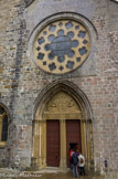 <center>Roncevaux</center>L'église, construite en pierre calcaire d'Oroz-Betelu, entre la fin du XIIe siècle et le début du XIIIe, en remplacement du temple primitif, est de style gothique français, à trois nefs, dont une nef centrale deux fois plus large que les bas-côtés, voûte sur croisée d'ogives et chevet pentagonal.