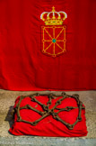 <center>Roncevaux</center>Au chevet de la chapelle, sont exposés, derrière une grille, les chaînes qui entouraient la tente de Miramamolin pendant la bataille des Navas de Tolosa (1212). Au-dessus, le blason de la Navarre avec les chaînes et au centre l'émeraude dite de Miramamolin, dont la tradition veut que ce soit un bijou ravi par le roi Sanche VII le Fort au roi maure lors de la bataille des Navas de Tolosa.