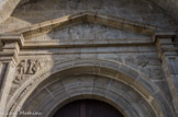 <center>L'église St-Vincent d'Urrugne</center>Dans le fronton, situé dessous, se trouve au centre le Saint Patron de l'église : Saint Vincent de Xaintes en tenue d'évêque. A sa droite se tient Saint Jacques vêtu en pèlerin, illustrant la situation d'Urrugne sur une route jacquaire, tandis que de l'autre côté se trouve son compagnon d'apostolat : Laetus. Dans les écoinçons, Adam et Eve et Sainte Madeleine indiquent le thème de la Rédemption.